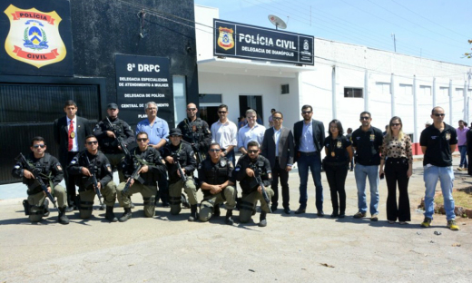 O novo prédio da  8ª Delegacia Regional de Polícia Civil abriga a Delegacia Regional, Delegacia de Polícia (DP), Delegacia Especializada em Atendimento à Mulher (DEAM) e a Central de Atendimento