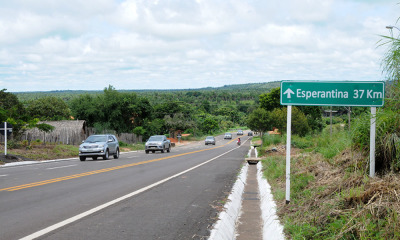 Os projetos de pavimentação asfáltica devem contemplar também a melhoria da sinalização horizontal e vertical, roçagem nas laterais da estrada e as canaletas que conduzem as águas da chuva e impedem ter uma erosão na via Os projetos de pavimentação asfáltica devem contemplar também a melhoria da sinalização horizontal e vertical, roçagem nas laterais da estrada e as canaletas que conduzem as águas da chuva e impedem ter uma erosão na via