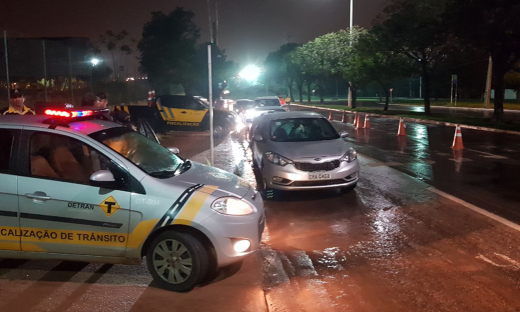 A Operação Lei Seca tem como foco principal a proibição da condução de veículos por motoristas que tenham ingerido bebida alcoólica