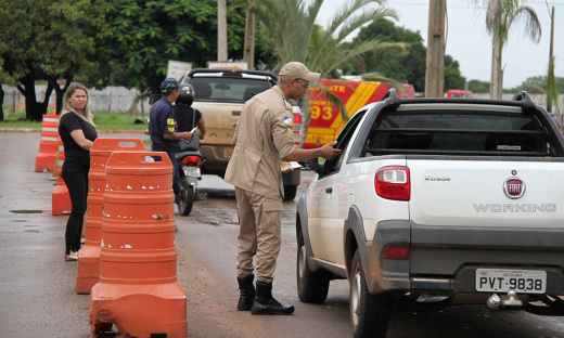 Blitz em alusão ao carnaval têm o objetivo de conscientizar os motoristas e a população sobre a sua responsabilidade na construção de um trânsito seguro 