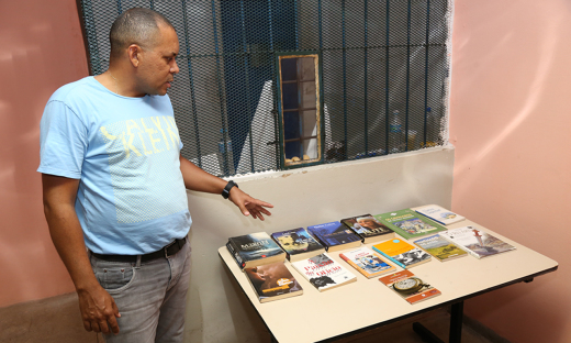O diretor da CPPA Francisco Noleto apresenta os livros que são disponibilizados para a leitura dos presos