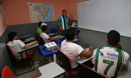 Na CPPA, os presos também têm aulas de matérias como história, geografia, matemática e português para que possam ter condições de tirar boa nota no Enem, no Encceja ou na EJA
