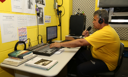 No projeto Ondas Sonoras, uma estação interna de rádio foi instalada dentro do presídio