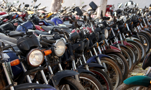 Leilão oferece 443 lotes que compreendem motocicletas e carros apreendidos, veículos oficiais e sucatas Leilão oferece 443 lotes que compreendem motocicletas e carros apreendidos, veículos oficiais e sucatas