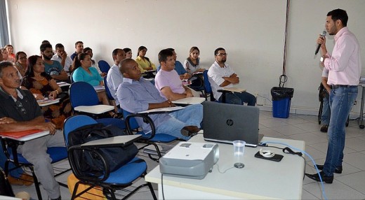 A oficina tem como finalidade capacitar e informar os servidores sobre os processos de trabalhos 