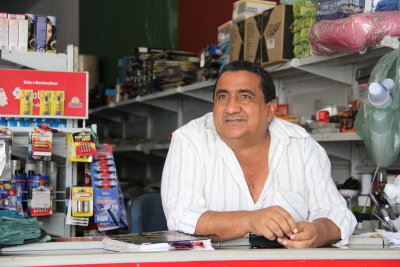 Para o dono do Supermercado São Pedro, Pedro de Alcântara, em Barra do Ouro, depois dda rodovia reconstruída aumentou até o numero de vendedores de mercadorias Para o dono do Supermercado São Pedro, Pedro de Alcântara, em Barra do Ouro, depois dda rodovia reconstruída aumentou até o numero de vendedores de mercadorias