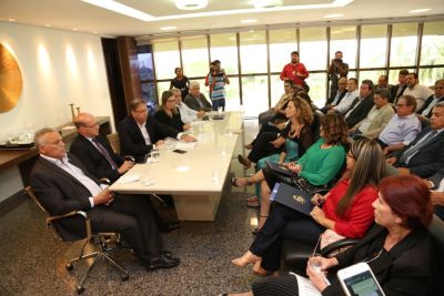 PGE Sérgio do Vale e outros auxiliares acompanham entrevista de governador Marcelo Miranda
