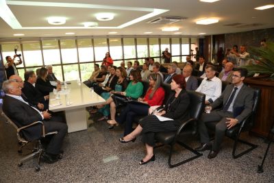 PGE Sérgio do Vale e outros auxiliares acompanham entrevista de governador Marcelo Miranda