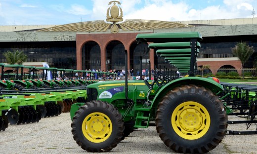 Marcelo Miranda entregou 94 tratores equipados com grades, carretas, que visam o fortalecimento do Programa Terra Forte, direcionado à Agricultura Familiar