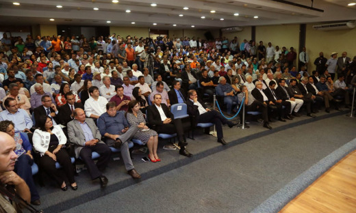 Durante o lançamento da Agrotins, Marcelo Miranda recebe diversas demonstrações de apoio dos presentes