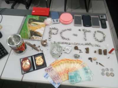 Drogas e dinheiro apreendidos pela Polícia Civil com suspeitos de tráfico em Conceição