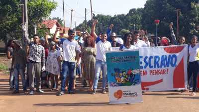 FOTO 1 - Divulgação.jpeg A passeata foi realizada nesta quarta-feira e reuniu alunos e professores