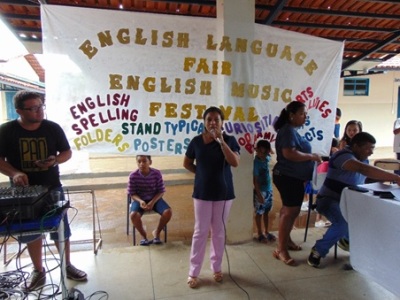 Professora Reijane Stempien representante da DRE de Porto Nacional, na Feira de Língua Inglesa fazendo as considerações sobre o evento._400.jpg Professora Reijane Stempien representante da DRE de Porto Nacional, na Feira de Língua Inglesa fazendo as considerações sobre o evento._400.jpg