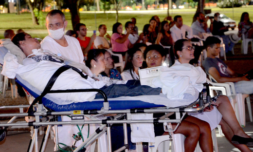 Carlos Sousa dos Santos, 37 anos, que tem a síndrome de Guillain-Barré e está internado no HGP desde o dia 17 de julho deste ano, acompanhou o evento natalino nesta segunda-feira, 17