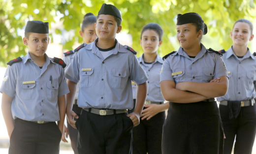 Alunos do Colégio Militar em atividade escolar 
