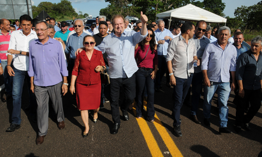 Em Chapada de Areia, com prefeitos, líderes e representantes da população, o governador Mauro Carlesse descerrou a placa de entrega da rodovia
