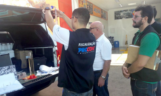  Fiscais do Procon-TO e ANP durante fiscalização em postos de gasolina na capital