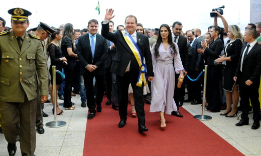 Após ser empossado Mauro Carlesse seguiu a pé para o Palácio Araguaia, onde aconteceu um momento ecumênico