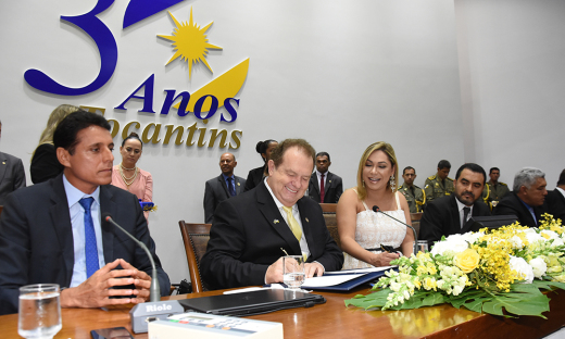  “A nossa responsabilidade é grande em administrar esse Estado e vou honrar cada dia desse mandato concedido pelas pessoas que acreditaram em mim”, destacou o governador ao assinar o Termo de Posse