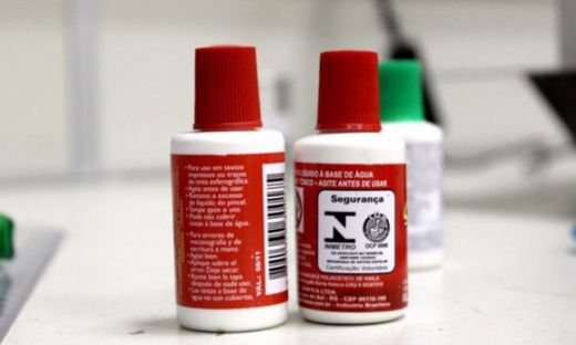 No caso do material escolar, o selo deve ser afixado na embalagem ou diretamente no produto