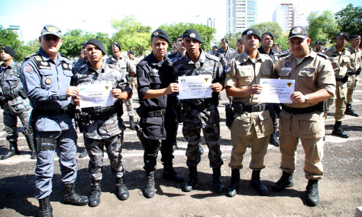 Policiais militares recebem homenagens