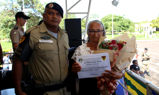 Maria Aurora Pereira de Melo, mãe do 2º sargento Junivaldo Pereira de Melo (in memoriam) que empresta o nome à turma, recebe homenagem