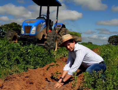Projeto Campo Sustentável O Secretário da Semarh, Leonardo Cintra, durante plantio de mudas em área escolhida para recuperação florestal