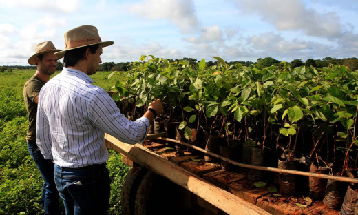 Secretário Leonardo Cintra e o proprietário da Fazenda Agropecuária