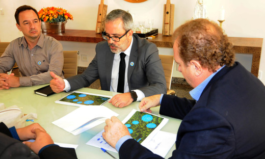 O gerente de relações institucionais, André Brito, entregou ao governador o mapeamento de todas as operações da empresa no Tocantins