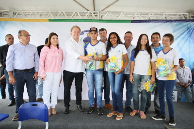 FOTO 5 - Elias Oliveira.JPG Na ocasião governador realizou a entrega de kits de material escolar para os estudantes