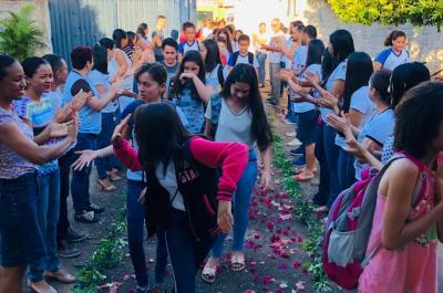 FOTO 1 - Divulgação.jpeg Um chuva de pétalas marcou a recepção dos alunos novatos do programa Escola Jovem em Ação