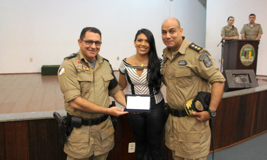 Troca de comando do BPMRED Equipe do BPMRED entregou uma homenagem ao major João Pedro pelo trabalho desenvolvido na Unidade