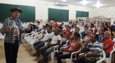 Juarez Alencar desenvolve oficina de cordel na Escola Beatriz Rodrigues Juarez Alencar desenvolve oficina de cordel na Escola Beatriz Rodrigues