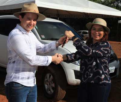 Secretários formalizam cessão de caminhonete ao Colégio Agropecuário de Almas Secretários formalizam cessão de caminhonete ao Colégio Agropecuário de Almas
