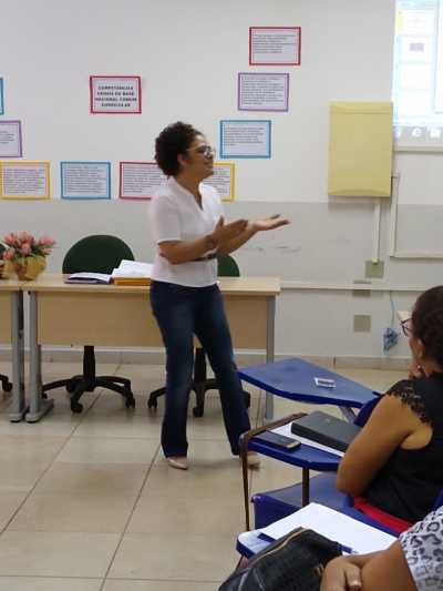 Professora Lenice Santiago declama poema na formação