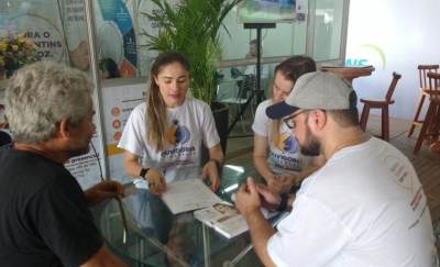 Equipe da Ouvidoria recebe manifestação de cidadão no estande - Valdenice Rodrigues Equipe da Ouvidoria recebe manifestação de cidadão no estande