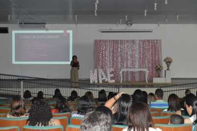 O Colégio ofereceu palestras com as temáticas “Empoderamento da mulher” e “O poder de educar da mãe que ora” O Colégio ofereceu palestras com as temáticas “Empoderamento da mulher” e “O poder de educar da mãe que ora”