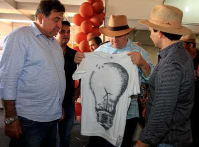 Secretário Leonardo Cintra presenteia governador Mauro Carlesse com camiseta feita com garrafas PET Secretário Leonardo Cintra presenteia governador Mauro Carlesse com camiseta feita com garrafas PET