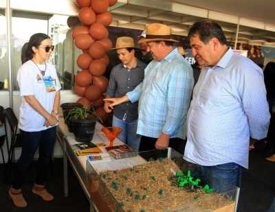 Acompanhado pelo secretário Leonardo Cintra, governador Mauro Carlesse visita espaço da Semarh ao lado do titular da Seagro, César Halum Acompanhado pelo secretário Leonardo Cintra, governador Mauro Carlesse visita espaço da Semarh ao lado do titular da Seagro, César Halum