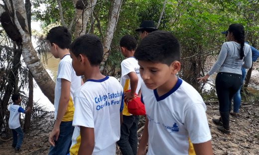 Alunos e professores realizam limpeza no CÃ³rrego Brejinho