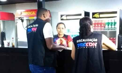 Cinemas são autuados por cobrança ilegal de taxa