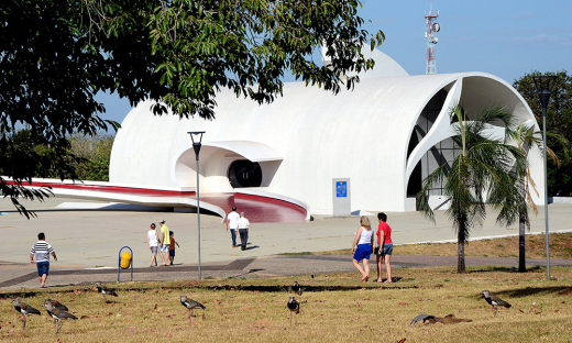 Memorial Coluna Prestes possui arquitetura desenhada por Oscar Niemeyer e homenageia a Coluna Prestes e a sua passagem pelo território tocantinense, entre os anos de 1920 e 1930