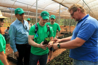 Ao lado do secretário Renato Jayme, representantes da ONG aprendem sobre o processo de cultivo das mudas nativas