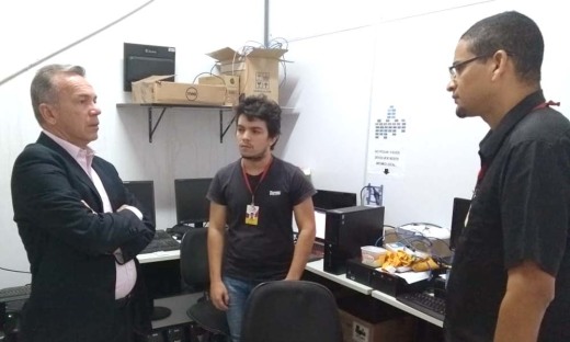 Cabral percorre instalações e conversa com colaboradores