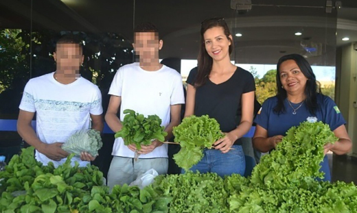 Socioeducandos comercializam produtos cultivados em horta