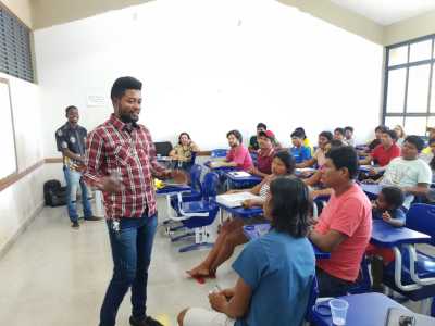 Representante da Associação dos Filhos e Amigos da África no Brasil durante a palestra Representante da Associação dos Filhos e Amigos da África no Brasil durante a palestra