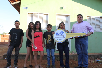 Foto 2 (1).JPG A nova beneficiária contemplada com a moradia é mãe solteira, possui quatro filhos adolescentes.