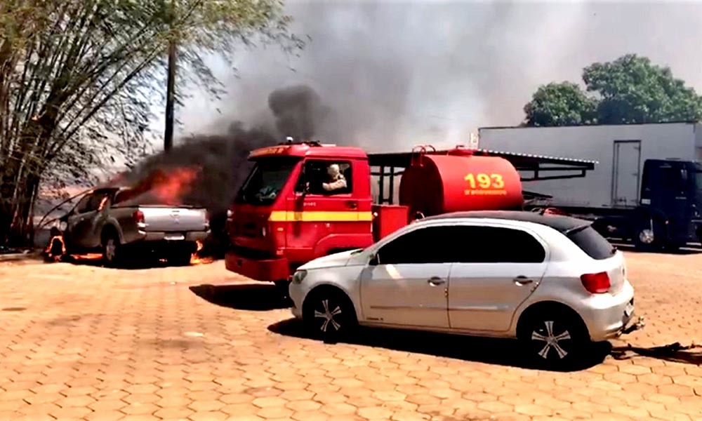 Carro pega fogo minutos após mulher estacionar em praça no centro de Palmas, Tocantins