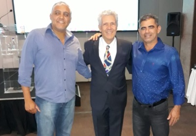d1d02a4c-136e-4126-afe9-b662c4e69b83_400.jpg Ronald Araújo (e), presidente da Associação Brasileira dos Departamentos Estaduais de Estradas de Rodagem, DER-ABDR, Ruimar dos Santos e José Antonio do Nascimento (d).