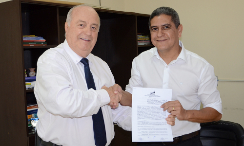 Secretário com o proprietário da Nazaria Distribuidora de Prod. Farmacêuticos, Wilson Willame Secretário com o proprietário da Nazaria Distribuidora de Prod. Farmacêuticos, Wilson Willame